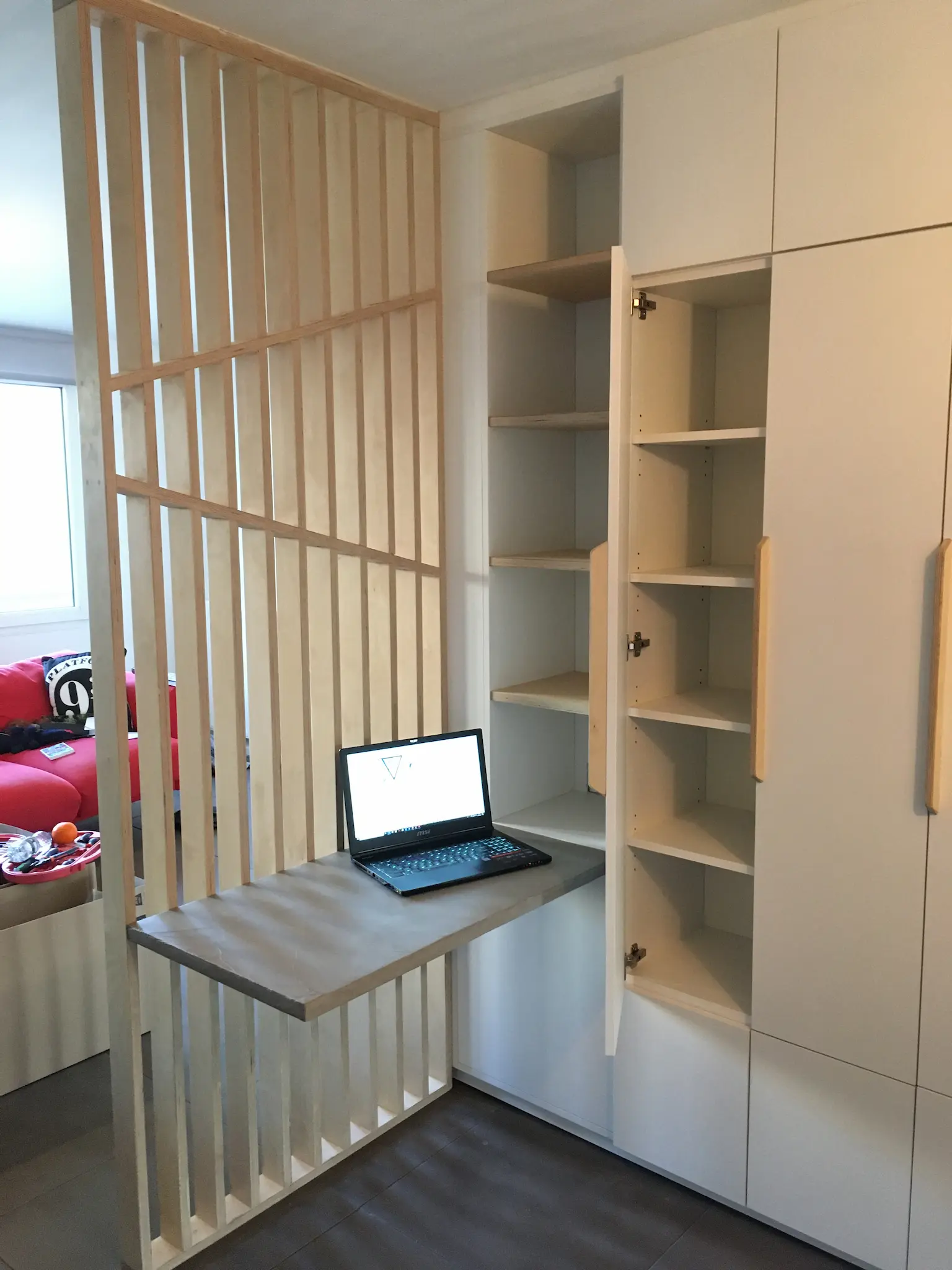Fabrication d'un bureau avec claustra en bois massif sur mesure